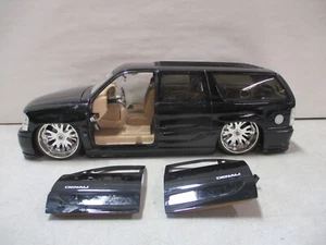 Jada 2002 GMC Yukon Denali 1/18 - Foto 1 di 6