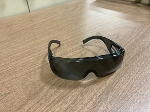 12 pares de gafas de seguridad protectoras UV ANSI Z87+ GRIS HUMO ANTI NIEBLA protector lateral - Imagen 1 de 8