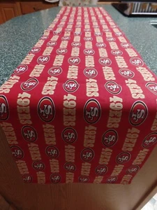 NFL San Francisco 49'ers, roter handgefertigter Tischläufer, Football ungefüttert, 56" x 12" - Bild 1 von 2