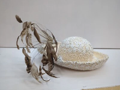 Chapéu real bege Kentucky Derby fascinador creme pena feriado igreja nupcial - Imagem 1 de 4