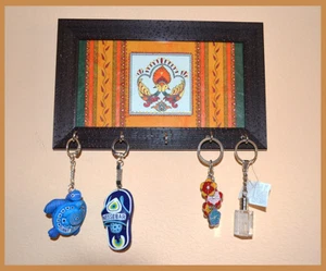 Soporte de pared de madera pintada a mano con cinco ganchos de la India - Imagen 1 de 6