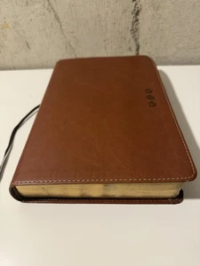 The Wayfinding Bible NLT LeatherLike Brown - Tyndale - Imagen 1 de 10