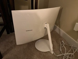 Samsung 27" WQHD QLED VA Curved LED Monitor 4ms 60 Hz White LC27H711QENXZA - Picture 1 of 5
