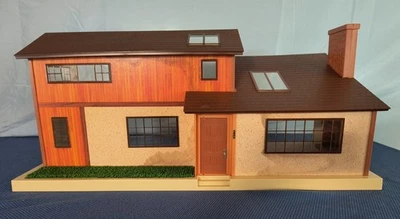 Casa de muñecas TOMY pequeña para casa y jardín Foto 1 de 4