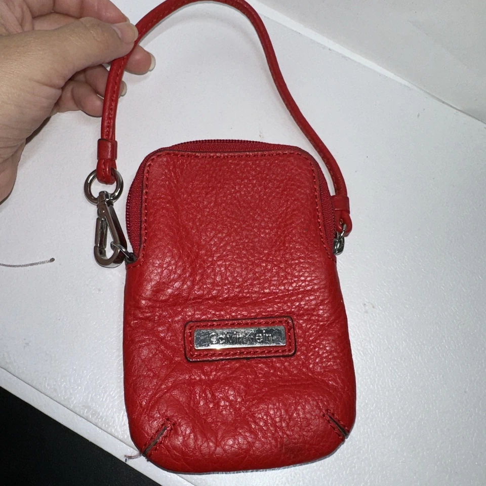Cartera de muñeca de cuero rojo Calvin Klein Foto 1 de 4