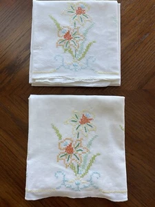 Vtg Linen Pillowcase Set of 2 Hand Embroidered Queen Daffodils 29"x20.5" READ - Picture 1 of 5