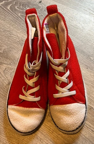 NCAA WISCONSIN BADGERS MEN'S 7/8 WOMEN'S 9/10 HIGH TOP SNEAKER SLIPPERS Cover