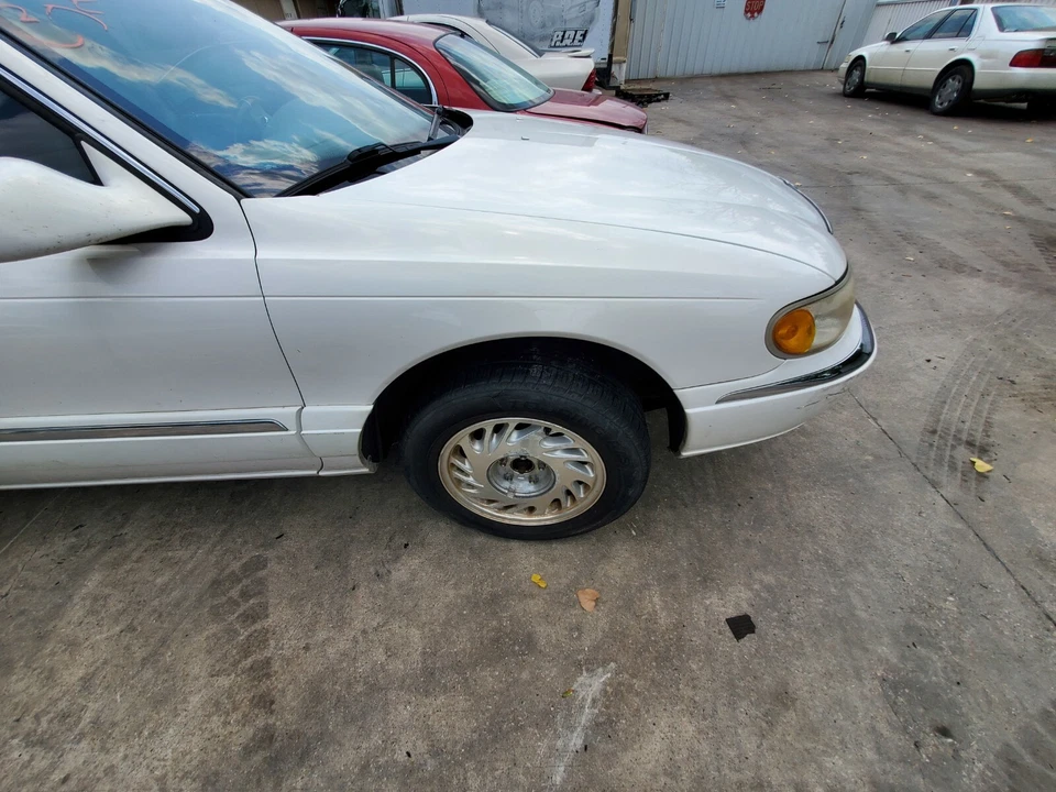 Guardabarros derecho del pasajero Lincoln Continental 1998-1999-2000-01-2002 blanco Foto 1 de 1