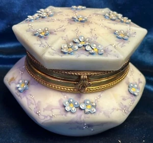 👀 Vintage CF Monroe - Nakara Lavendel Kommode Box - mit applizierten Blumen & Messingrand👀 - Bild 1 von 6
