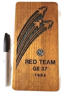 RARO - ROJO TEAM GE 37 GENERAL ELECTRIC 1984 PREMIO BLOQUE DE MADERA ASI6659 LÁSER FUNCIONA - Imagen 1 de 5