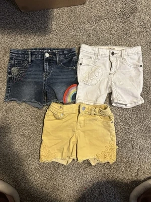 Lote de 3 pantalones cortos vaqueros Cat & Jack/Mudd talla 6/6x azul, blanco, amarillo Foto 1 de 4