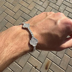 Brazalete de tenis trébol de diamantes simulados de corte redondo de 10,0 quilates enchapado en oro blanco de 14 k - Imagen 1 de 11