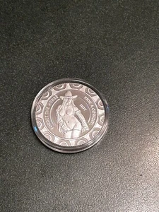 Moneda redonda de plata fina 0,999 de 1 oz troy ""Ride a Cowgirl sexy chip de póquer - Imagen 1 de 2