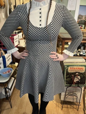 Abito Vintage A Pois Nero E Bianco Fit E Flare Mercoledì Addams US 8 O 10 - Immagine 1 di 4