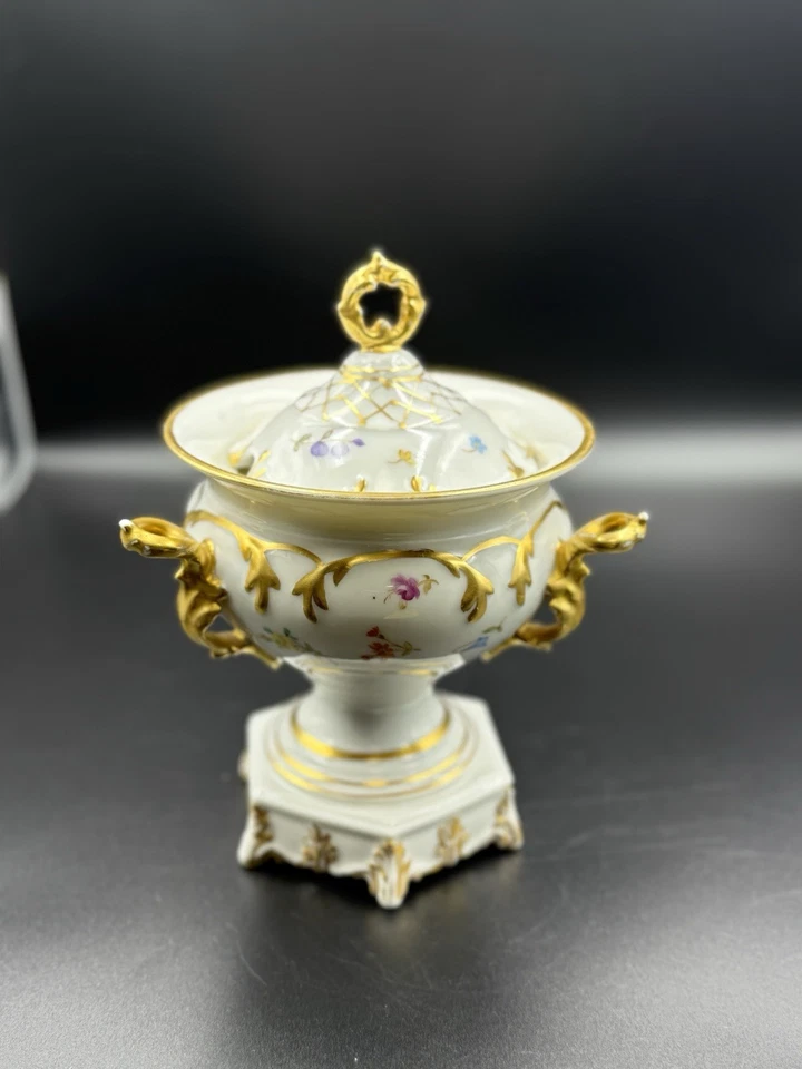 Antigua urna de porcelana pintada a mano de 1894 con tapa - dorado y diseño floral Foto 1 de 4