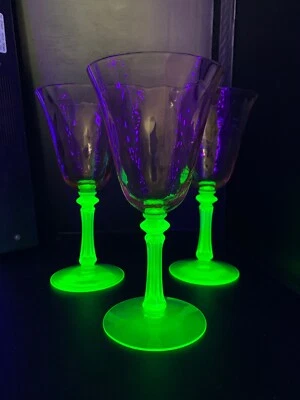 3 copas/copas de vino de la depresión de uranio rosa y verde sandía Tiffin?? Foto 1 de 4