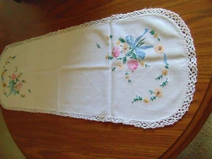 Bufanda tocador vintage corredor de mesa flores bordadas y borde de encaje de ganchillo - Imagen 1 de 5