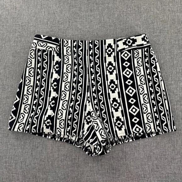 Pantalones Cortos Forever 21 Estampado Geométrico Azteca Junior Medianos Marfil y Negro Cintura Alta Foto 1 de 4