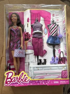 Mattel Barbie & Kleidung Set 2012. Barbie & 2 extra Outfits Schuhe, Halskette, Handtasche! - Bild 1 von 9