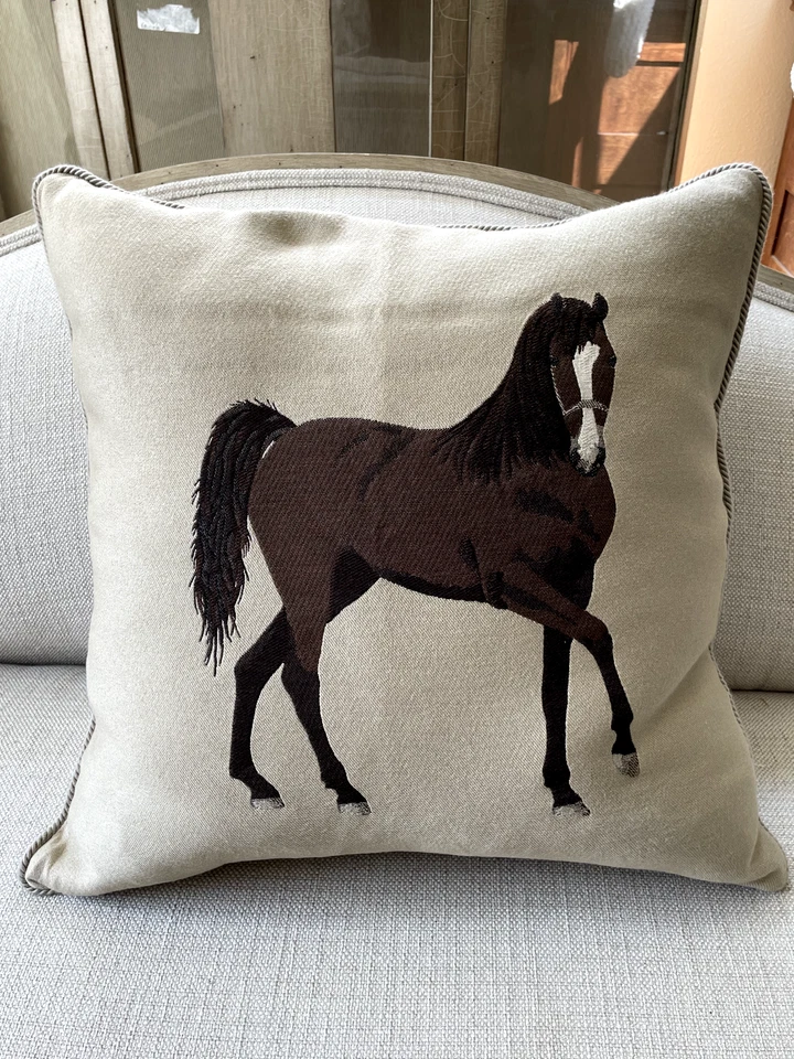 Almohada bordada con caballo Foto 1 de 4