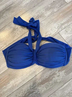 Top de bikini halter azul diseño torcido Foto 1 de 4