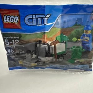 LEGO CITY Set 30313 Garbag Truck & Trash Man Polybag 48 Pc - Picture 1 of 4