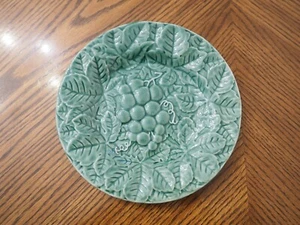 BORDALLO PINHEIRO Portugal Green Embossed GRAPE & LEAVES Salad Plate 7 3/4" - Picture 1 of 2