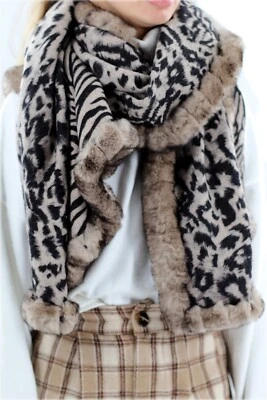 Envoltura reversible con estampado de animales La Fiorentina con ribete de piel de Rex genuino - 100 % lana Foto 1 de 4