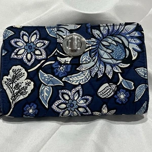 Portafoglio Vera Bradley Blu Floreale Cerniera Turn Lock Slot Carte Ottime Condizioni - Foto 1 di 23