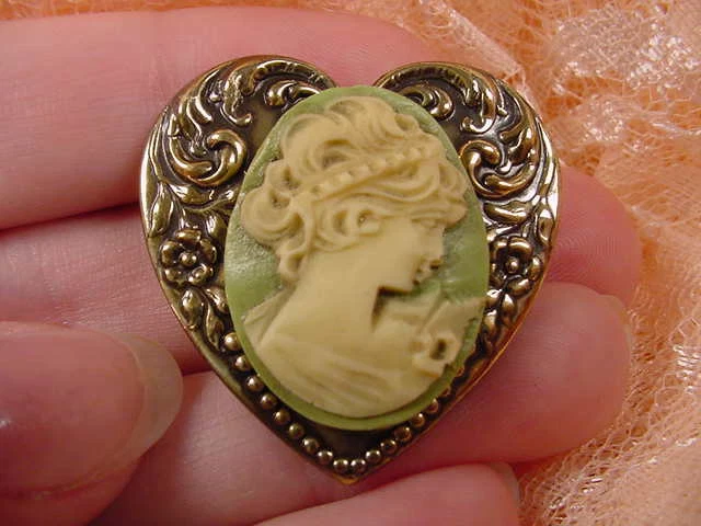 (CS39-2) Mujer Dama Blanco + Verde Lima CAMEO Corazón Latón Pin Colgante Broche Foto 1 de 1