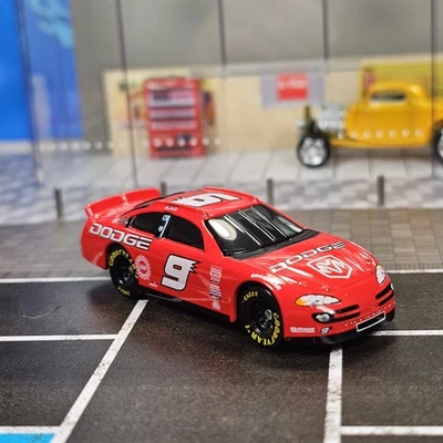 #9 Bill Elliott Dodge NASCAR 1:64 Diecast General Mills Promo Rojo Intrepid Stock Foto 1 de 4