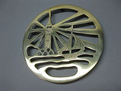 Ottone Sottobicchieri Sottovaso Stile 18 CM Stoviglia Faro Nautico - Immagine 1 di 2