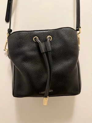 Bolso Hobo Bandolera Cubo Calvin Klein Negro con Acentos Dorados Foto 1 de 4