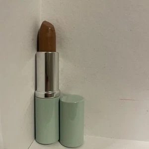 Clinique different lipstick - TENDER HEART 92 - New with slight damage - Picture 1 of 2
