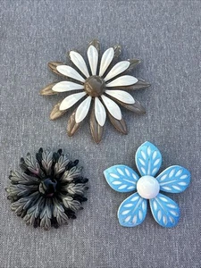 Vintage 1960s Mod Enamel Metal Flower Brooch Pin Lot Of 3 Tan Black Blue Jewelry - Picture 1 of 18