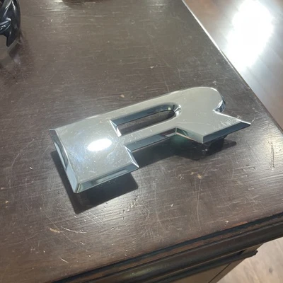 Rejilla delantera emblema RAM Mopar 68358569AA 2500 3500 4500 5500 2019-2024 cromada Foto 1 de 2