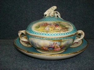 SEVRES LARGER PORCELAIN TASSE A BOUILLON, BIG SIZE, WITH FISH CARP AS FINIAL - Picture 1 of 12