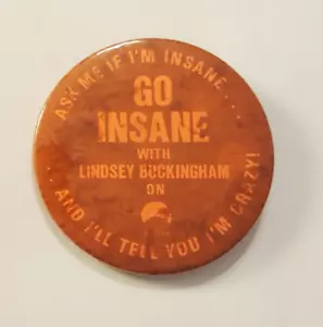 Pinback LINDSEY BUCKINGHAM Go Insane PROMOCIÓN Vintage 1984 Grande 2,25" Insignia Butto - Imagen 1 de 4