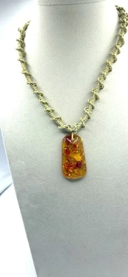 Colar pingente de resina âmbar báltico falso laranja em cordão encerado de crochê - Imagem 1 de 4