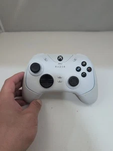 Razer Wolverine V2 Chroma Controller for Microsoft Xbox One/Series S/X - White - Picture 1 of 2