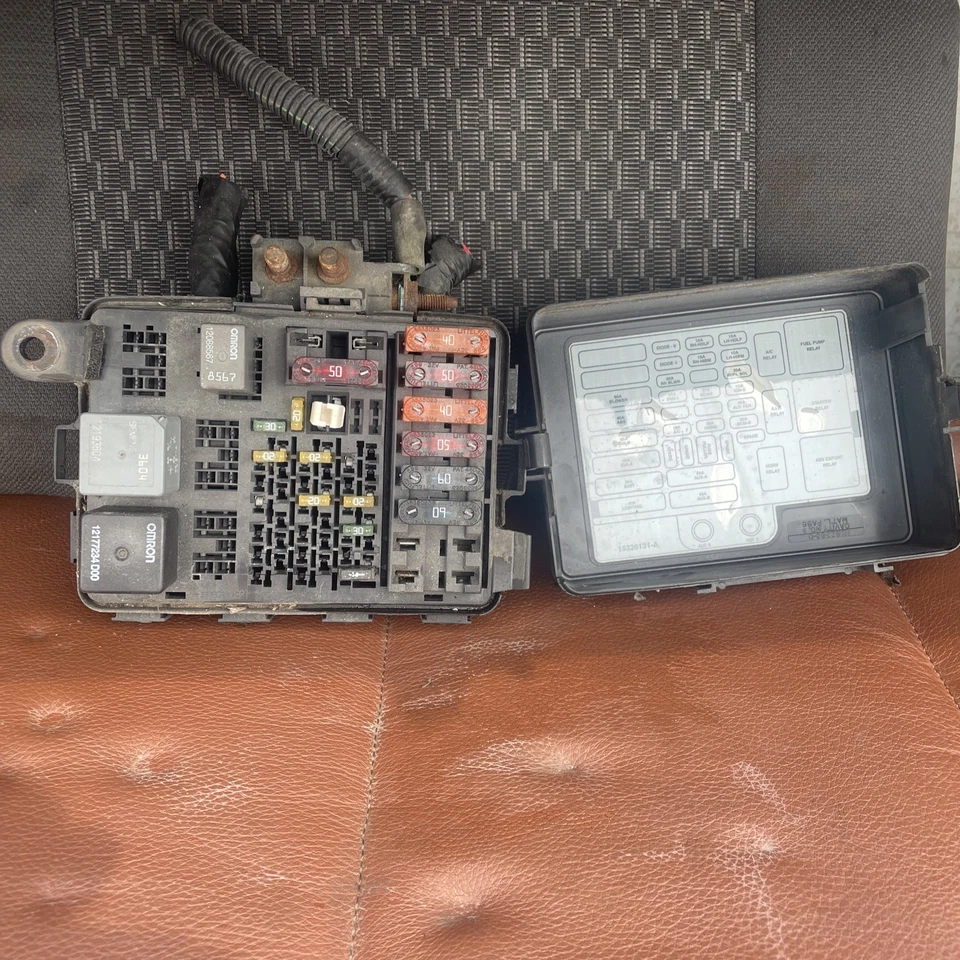 GMC Sierra K1500 1998 caja de fusibles bahía de motor 4x4 4x4 1500 Chevy Silverado 2500 Foto 1 de 4