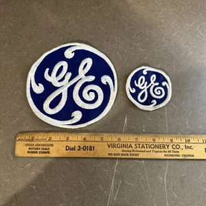 Lotto 2 Patch Camicia Cappello Vintage GE General Electric Blu e Bianco 5,5” 2,5” - Foto 1 di 4