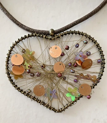 Collana cordoncino cuoio CIONDOLO a CUORE metallo con paiette e perle bronzato - Immagine 1 di 3