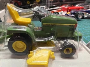 ERTL Antu Trailer: On the trailer, there is a John Deere 455 model alloy mower. - Picture 1 of 9