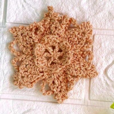 20 apliques de flores y estrellas de ganchillo - copo de nieve de algodón dorado decoración hecha a mano Foto 1 de 4