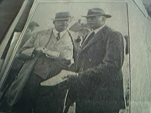 news item 1935 lord glanely r dawson trainer doncaster horses - Picture 1 of 1