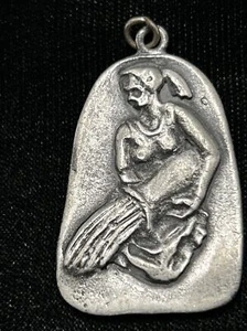 Vintage Aquarius Wasserträger Anhänger Schmuck 1 1/2 - Bild 1 von 3