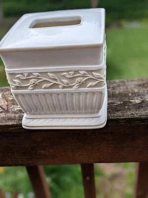 Cubierta de caja de pañuelos Croscill blanca/crema Willowbrook Foto 1 de 3