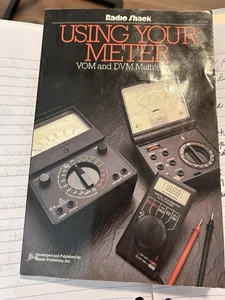 Radio Shack 1985 "Using Your Meter" libro multimetri VOM & DVM di Master Publis - Foto 1 di 2