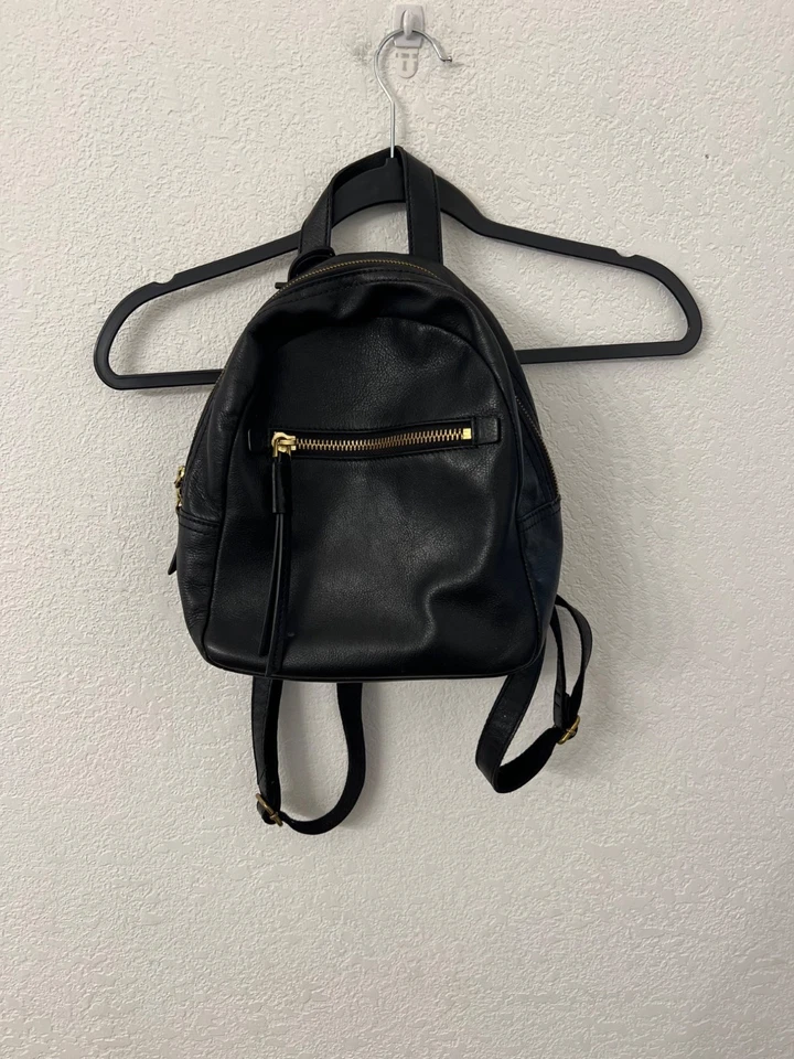 Mini mochila de cuero negro Fossil con cremalleras doradas y correas ajustables Foto 1 de 4